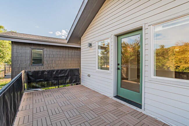 Building Photo - Contemporary 3BD, 2.5BA Edgewood Home with Fenced Yard and Carport