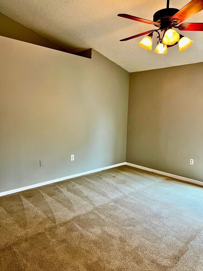 Building Photo - 3/2 with flex room & Fenced in yard