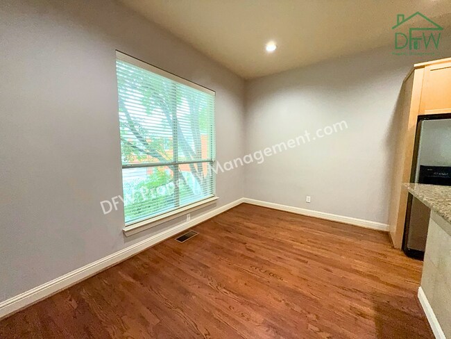 Building Photo - Elegant and Spacious 2-Bedroom Townhome with Rooftop View in Dallas