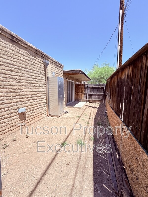 Building Photo - 319 E Blacklidge Dr