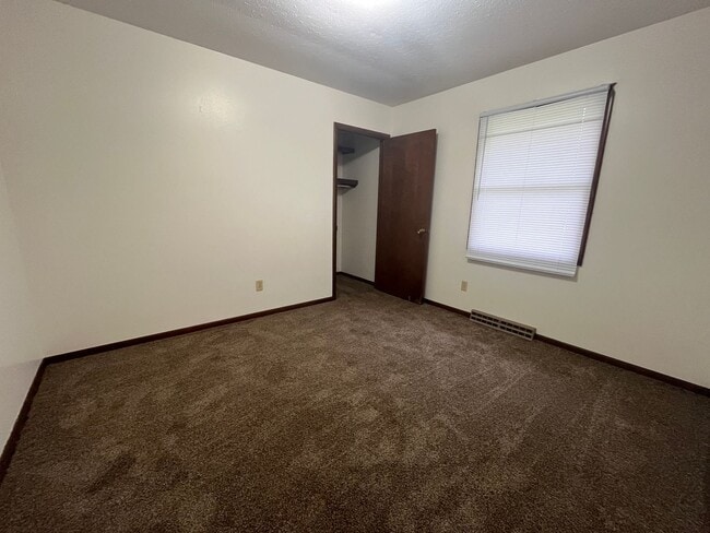 Building Photo - 2-Bedroom Single Family Duplex Available for Rent in Goshen's Colonial Farms Subdivision