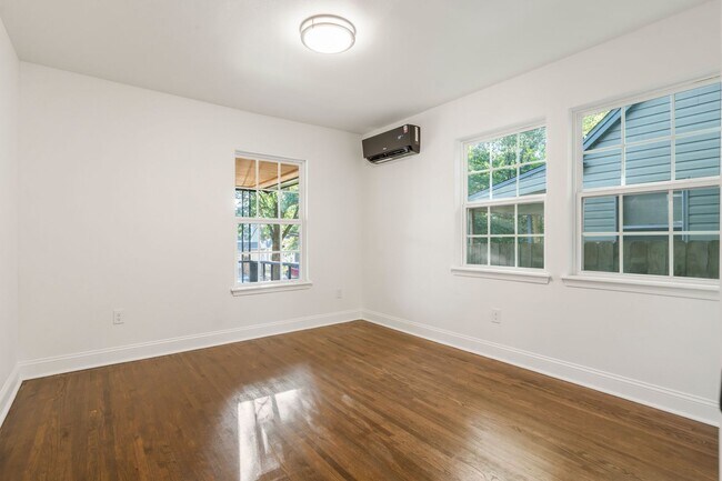 Building Photo - Stunning 2 Bedroom 2 Bath in the heart of Tulsa!