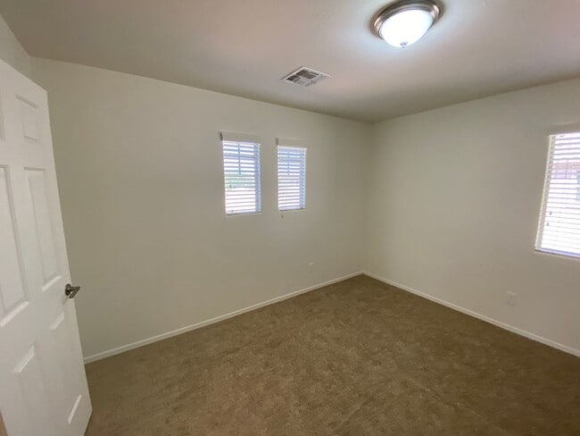 Building Photo - 2 Week Free Rent - Chandler Gem!