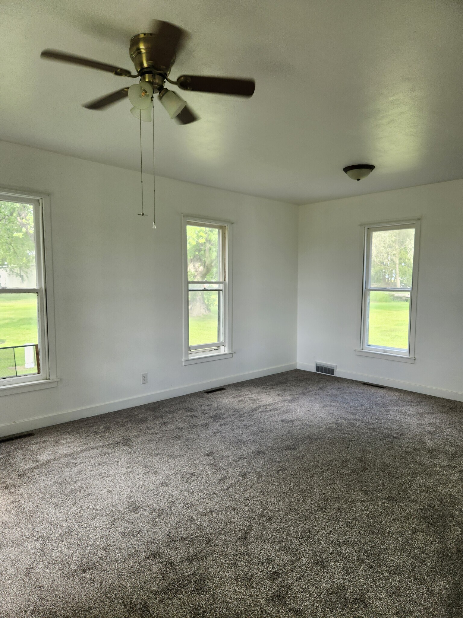 Living area - 1738 Racine Ave