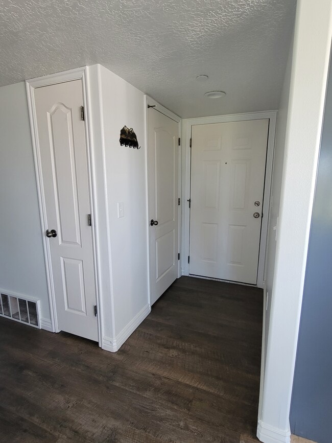 Building Photo - 3969 Romney Park Dr