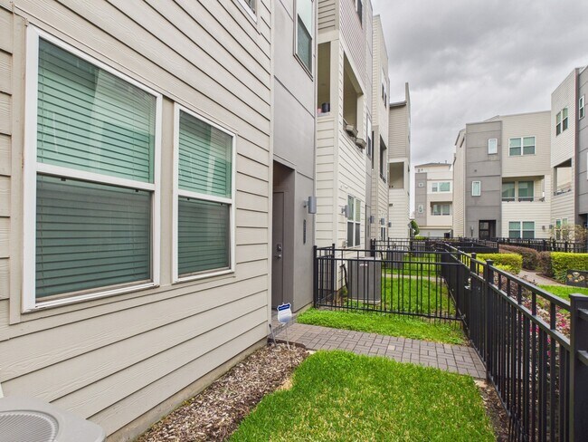 Building Photo - 2711 Clinton Dr