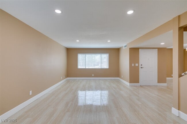 Building Photo - 3966 Green Leaf Dr