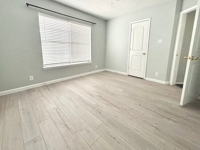 Building Photo - Spacious 2-Story Home Near Medical Center,...