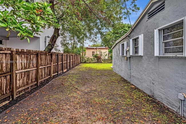 Building Photo - 2636 SW 29th Ct