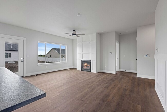 Building Photo - Modern 6 Bed, 4 Bath Twin Home in Sugar City!