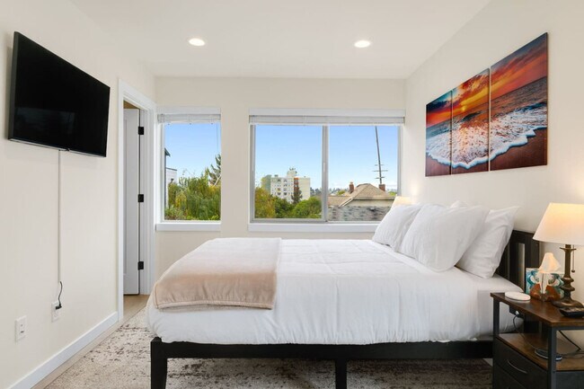 Building Photo - 823 NE 70th St