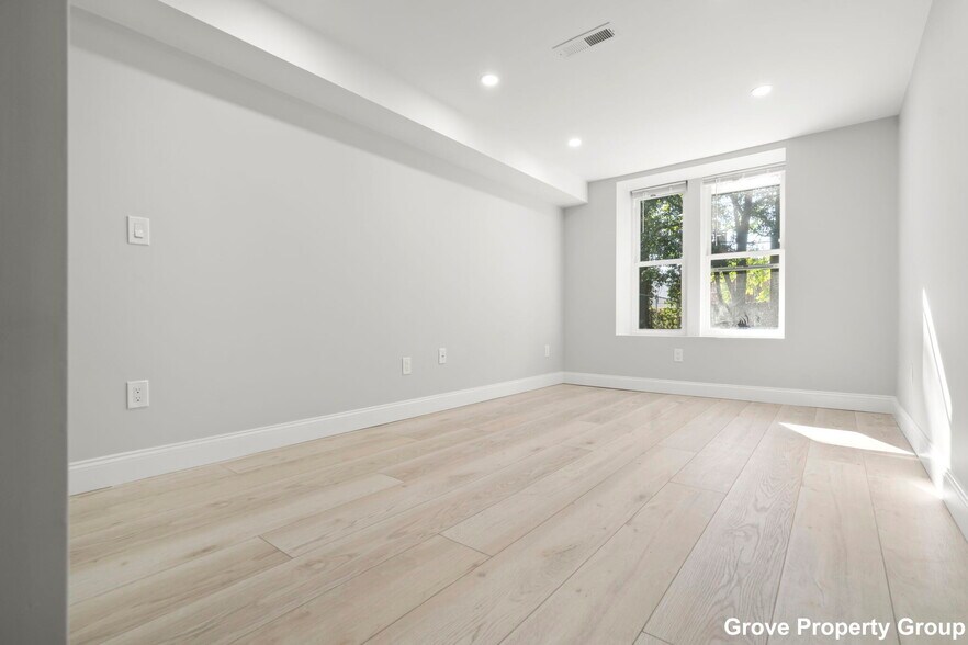 Building Photo - 531 E 5th St