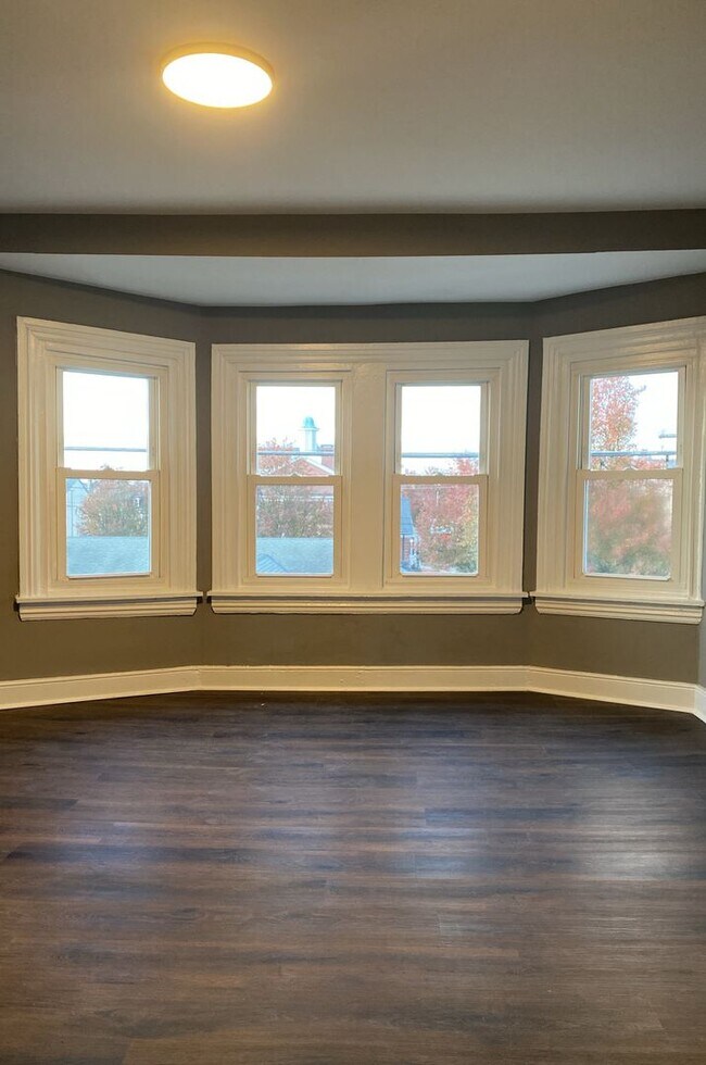 Building Photo - Merchants Lofts V-Upgraded 1 Bedroom