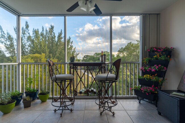 Building Photo - 3200 N Palm Aire Dr