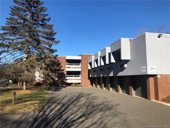 Building Photo - 93 Wilton Crest Rd
