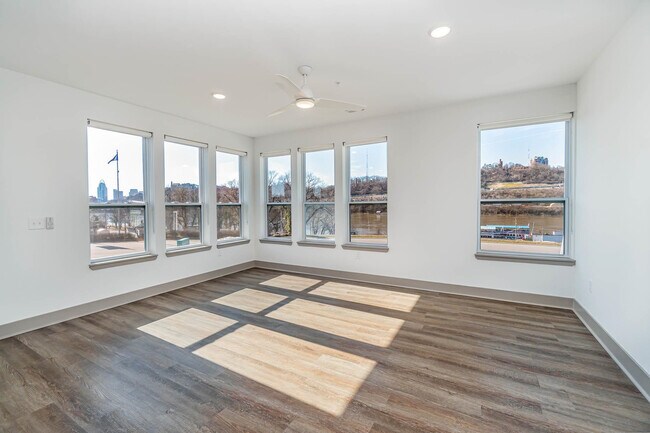 Building Photo - 256 Manhattan Blvd