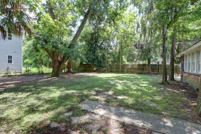 Building Photo - Four Bedroom - Two Bathroom - Single Famil...