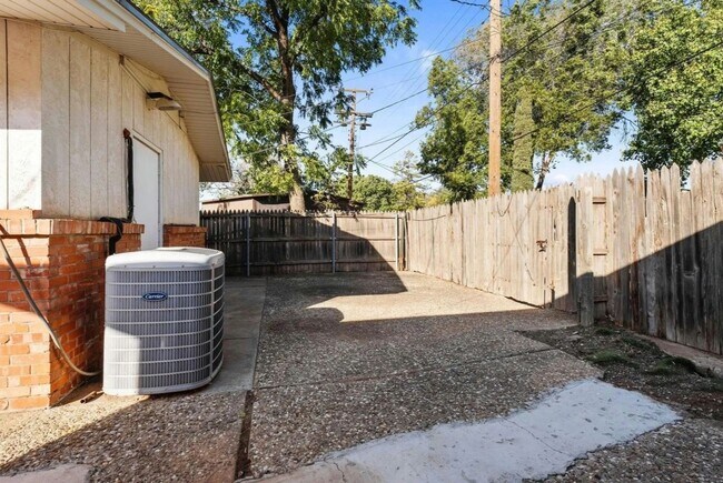 Building Photo - Huge 3 Bed 3 Bath House Near Texas Tech