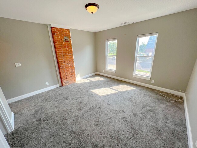 Building Photo - Modernized 2nd Floor Apartment in Franklinton – Your Urban Oasis Awaits!