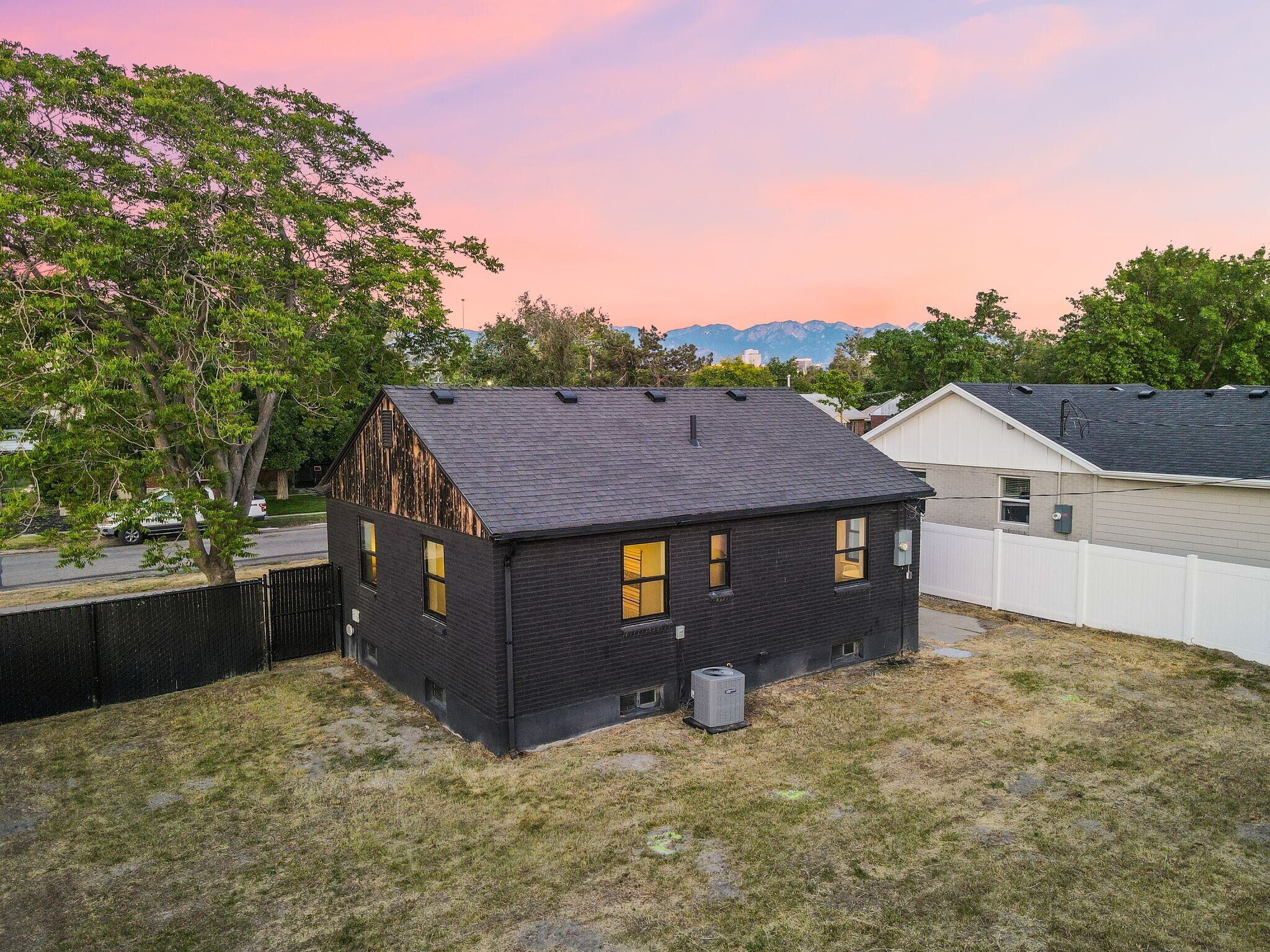 Building Photo - 983 N Poinsettia Dr