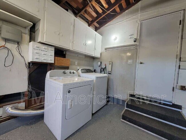 Building Photo - 2462 Town Cir