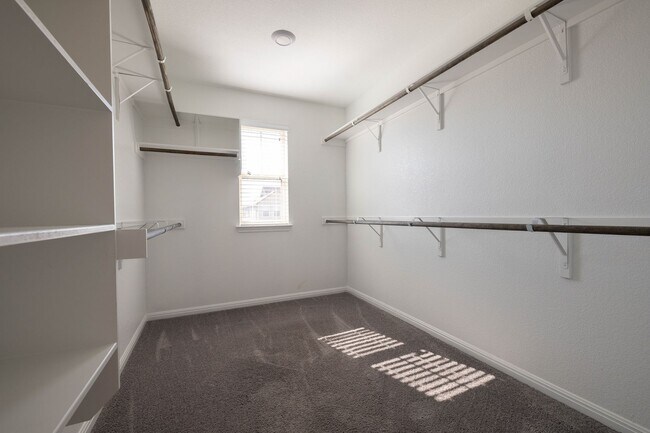 Building Photo - Beautiful Northfields Home | Quartz Counters, Open Floor Plan & Appliances Included
