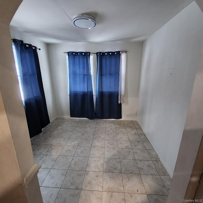 Building Photo - 8 Orchard Lake Dr