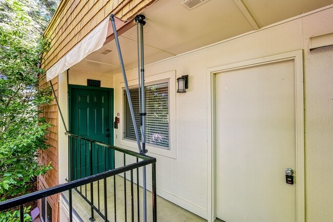 Building Photo - Desirable Updates Lake Oswego Condo 1Bed/1Bath - Mt Park