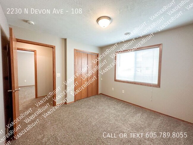 Building Photo - 2230 Devon Ave