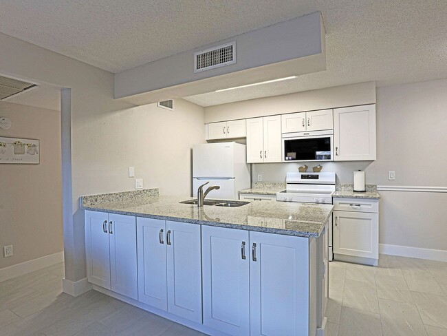 Building Photo - AVAILABLE NOW FURNISHED ONE BEDROOM!