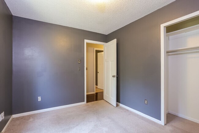 Building Photo - 824 Kimball Rd