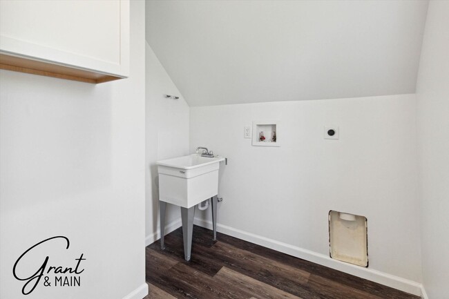 Building Photo - $1,450 - 3 Bed / 1 Bath Newly Renovated Ho...