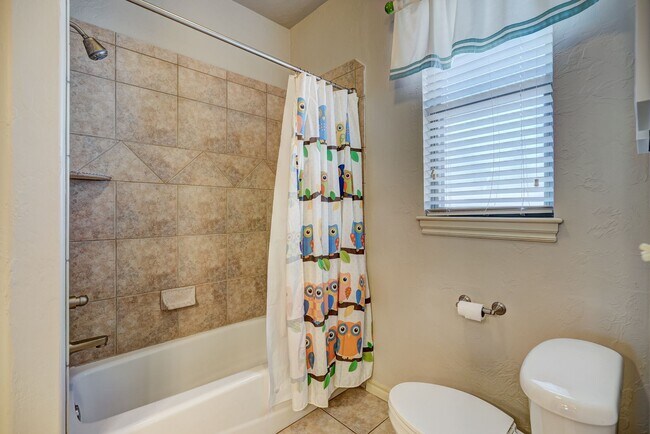 Building Photo - Luxury 5 Bedroom Home in Fairfax Estates + Safe Room + Memorial High + Easy Access to I-35