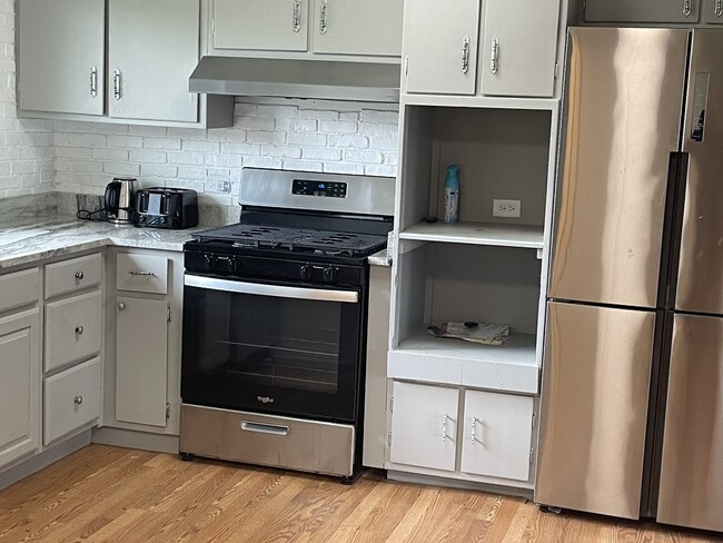 Building Photo - 594 Comstock Ave