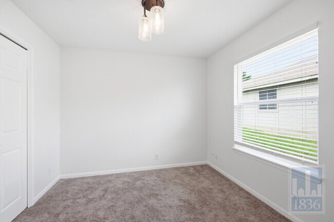 Building Photo - 1006 Buttercup Ct