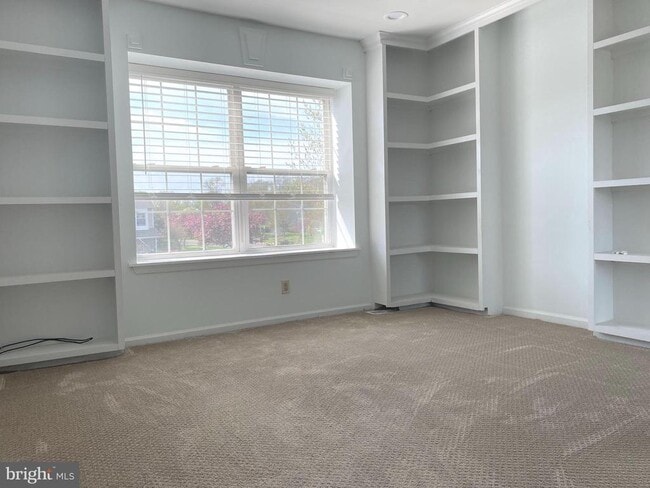 Building Photo - 323 Sequoia Dr