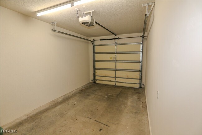 Building Photo - 5823 Cove Cir