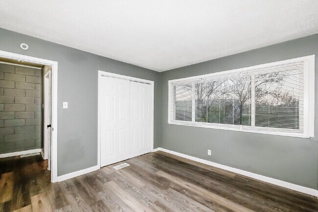 Building Photo - Charming 2 Bed, 1 Bath Apartment in Indianapolis - Don't Miss Out!