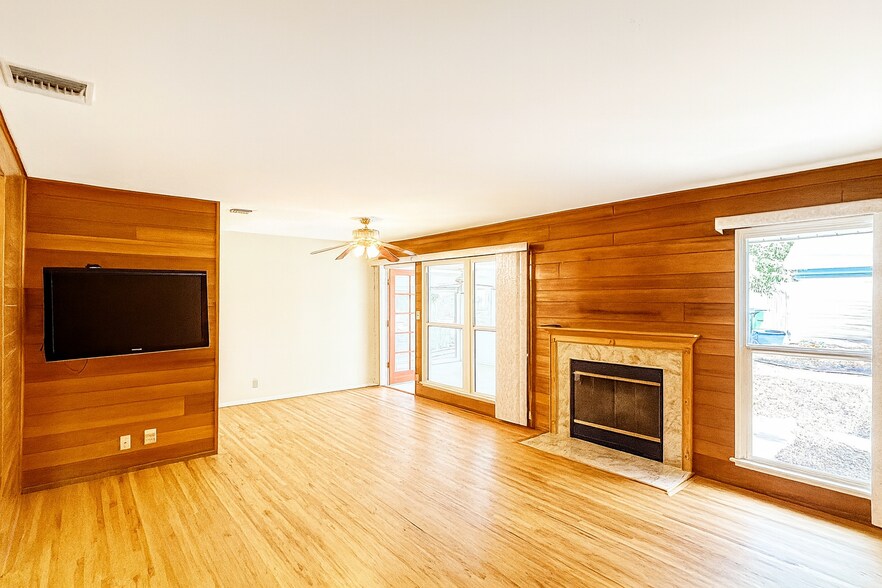 Building Photo - 11043 Babbitt Ave