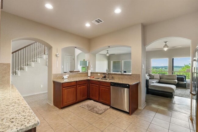 Building Photo - 970 Parkview Dr