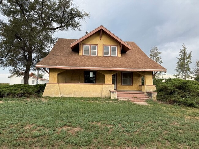 Primary Photo - Large Country Home! Pet Friendly!