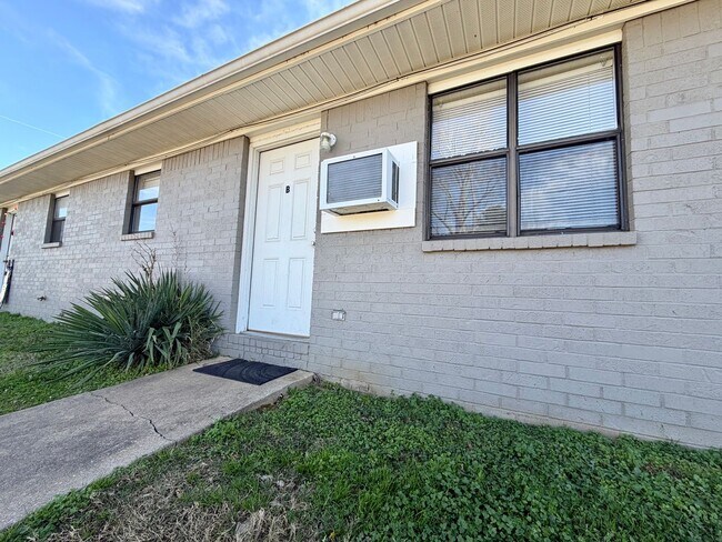 Primary Photo - ***102 NW K Unit B***