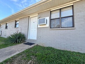 Building Photo - ***102 NW K Unit B***