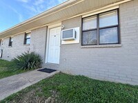 Building Photo - ***102 NW K Unit B***