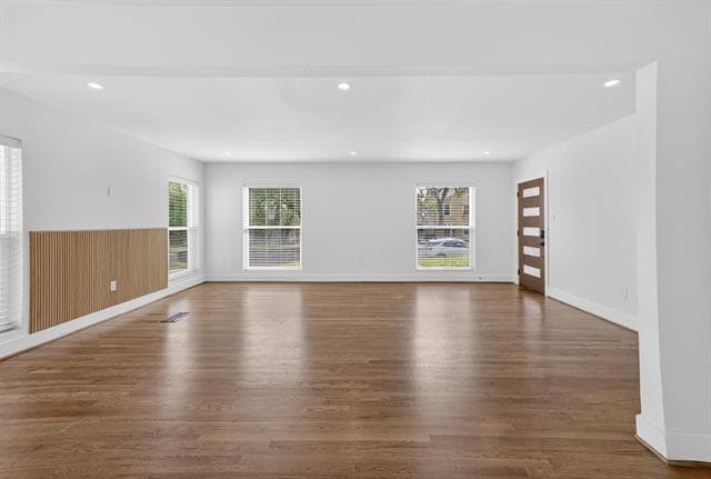 Building Photo - 2560 Rogers Ave