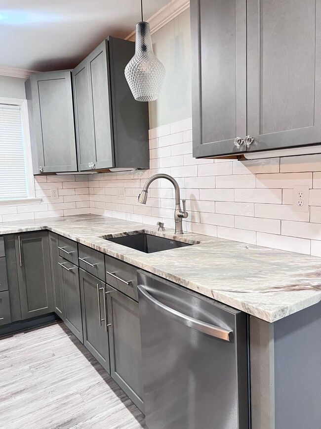Building Photo - Beautiful cottage with gourmet kitchen. 3 ...