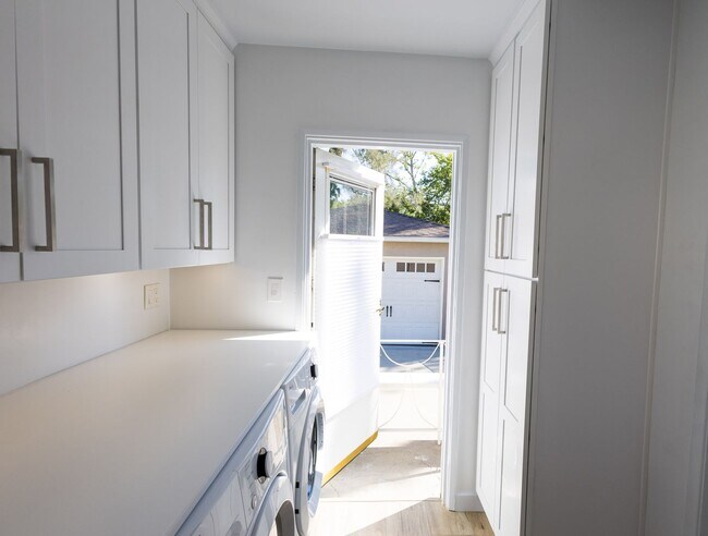 Building Photo - Freshly Renovated 3BR/2BA Pool Home – La C...