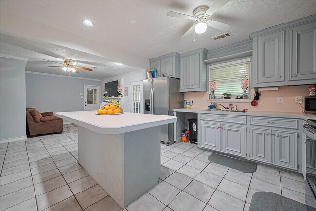 Building Photo - 13351 Oak Leaf Ln