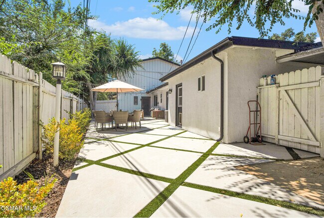 Building Photo - 1160 Alamos Dr