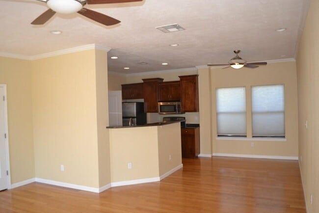 Building Photo - 1038 E 43rd St